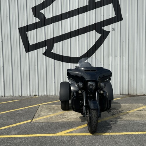 2025 Harley-Davidson® Tri Glide® Ultra Vivid Black thumb 3