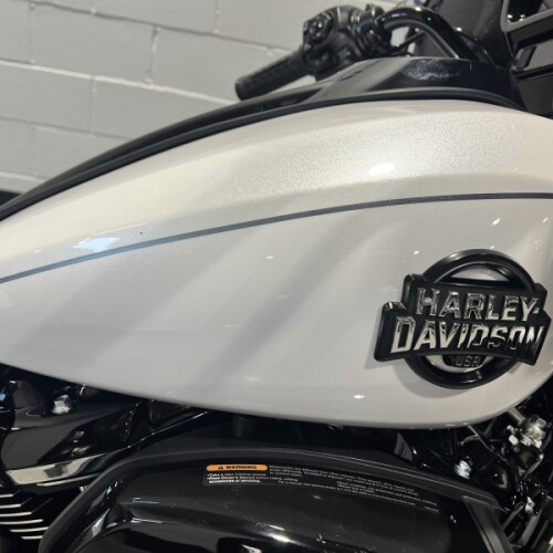 2026 Harley-Davidson® Street Glide Limited White Onyx Pearl FLHXL thumb 3