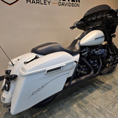 2018 Harley-Davidson® Street Glide® Special Bonneville Salt Denim FLHXS thumb 3