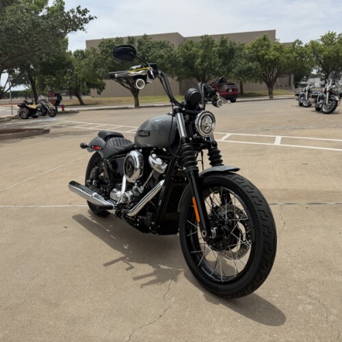 2026 Harley-Davidson® Street Bob® Dark Billiard Gray Chrome Laced Wheels thumb 2