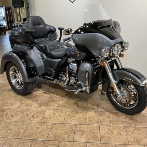 2022 Harley-Davidson® FLHTCUTG Tri Glide® Ultra Gauntlet Gray Metallic/Vivid Black thumb 2