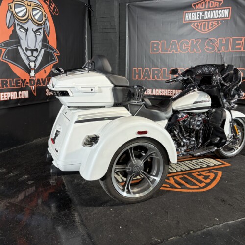 2020 Harley-Davidson® CVO™ Tri Glide® FLHTCUTGSE  thumb 3