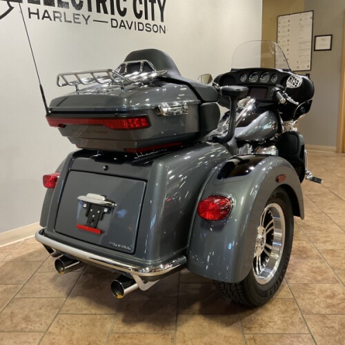 2022 Harley-Davidson® FLHTCUTG Tri Glide® Ultra Gauntlet Gray Metallic/Vivid Black thumb 1