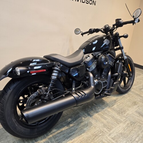 2026 Harley-Davidson® Nightster® Vivid Black Black Trim RH975 thumb 3