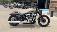 2026 Harley-Davidson® Street Bob® Dark Billiard Gray Chrome Laced Wheels