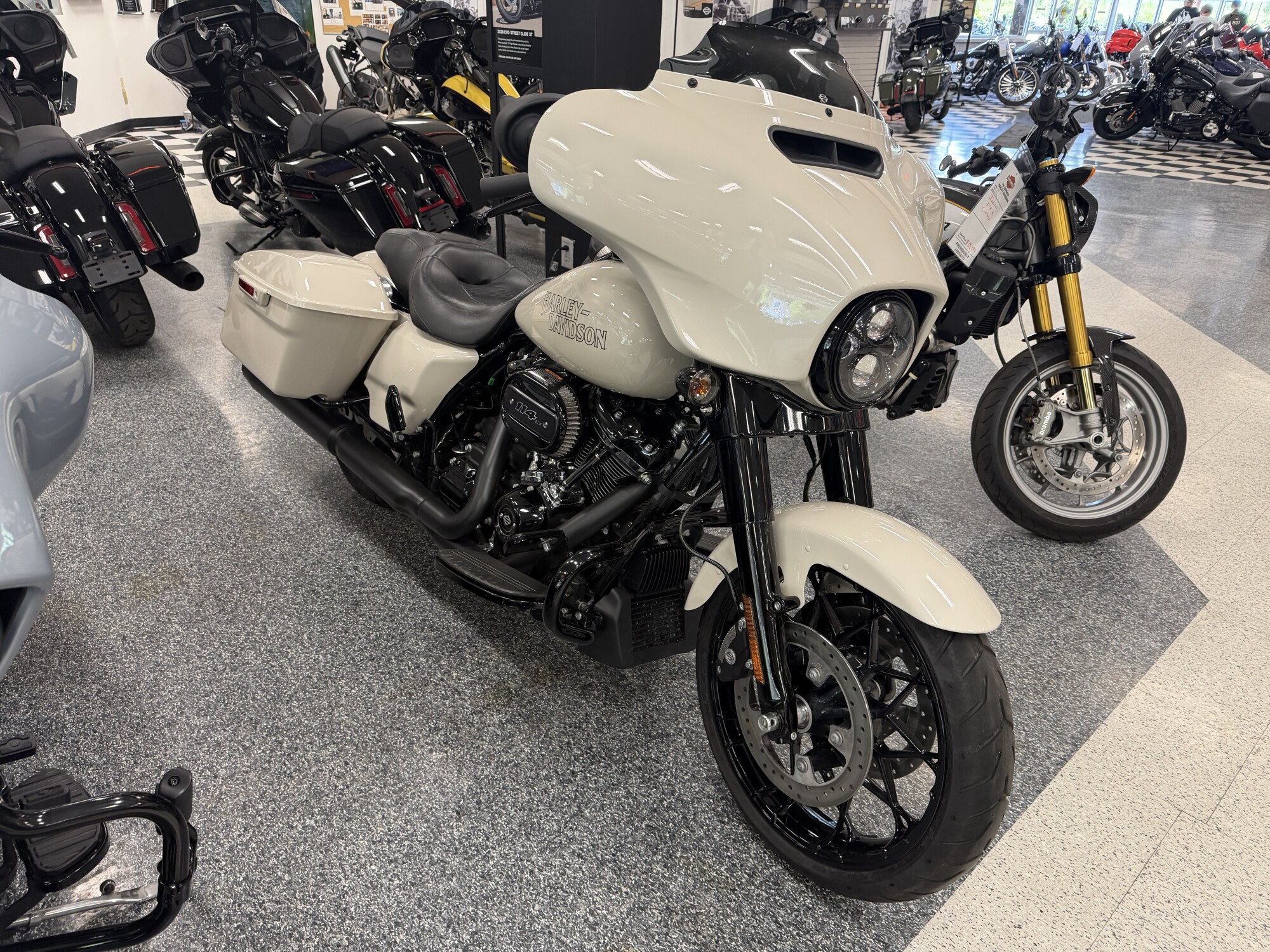 2023 Harley-Davidson® Street Glide® Special WHITE SAND PEARL