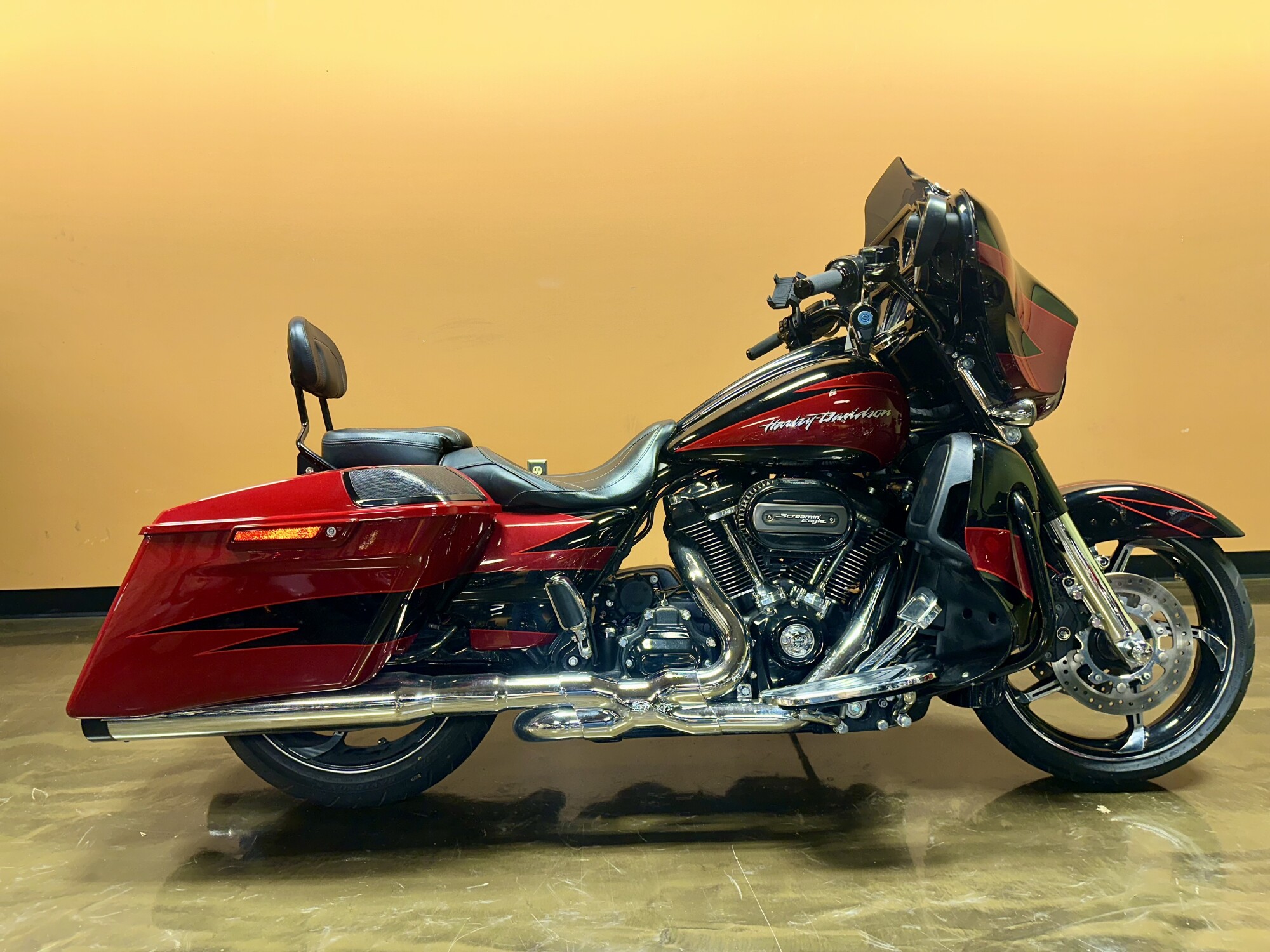 FLHXSE 2017 CVO™ Street Glide®