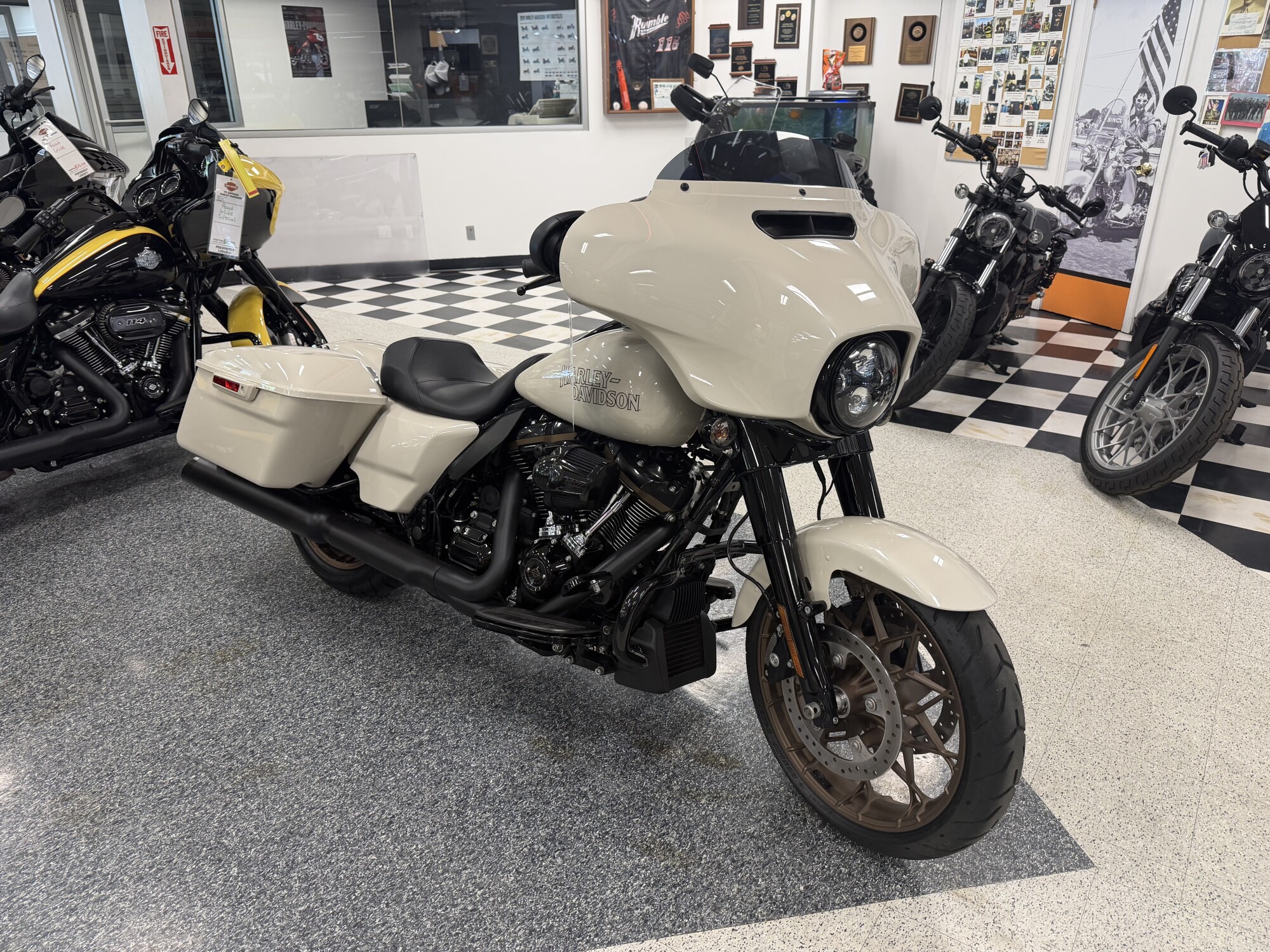 2023 Harley-Davidson® Street Glide® ST White Sand Pearl