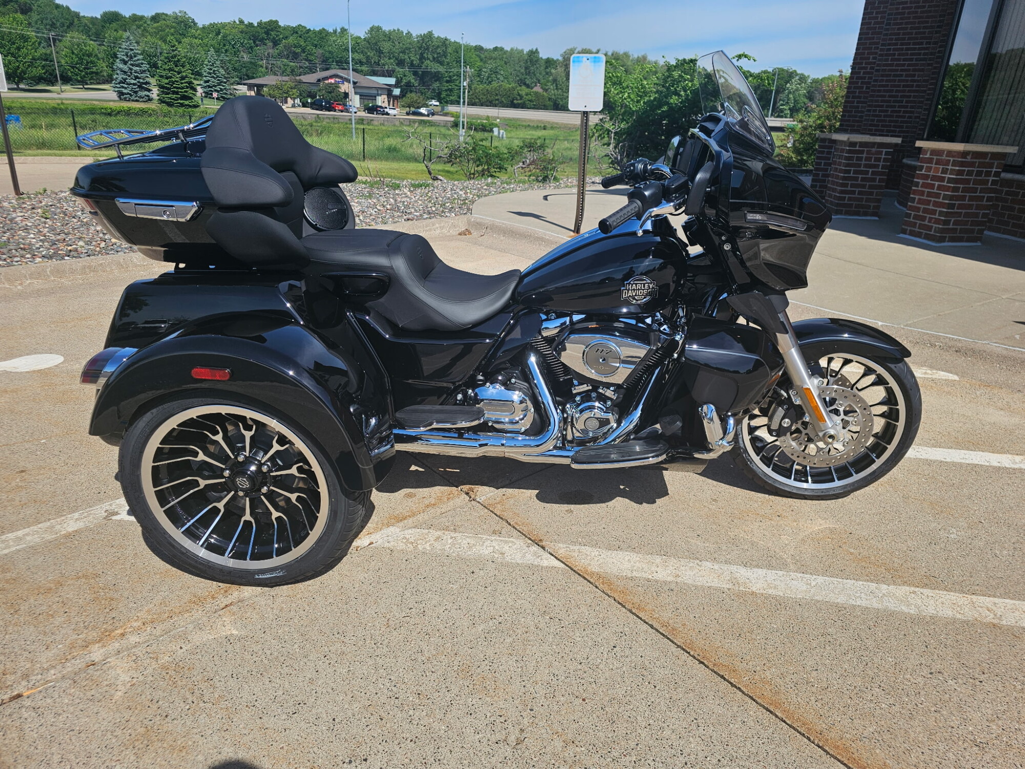 2026 Harley-Davidson® Street Glide 3 Limited Vivid Black Chrome Trim