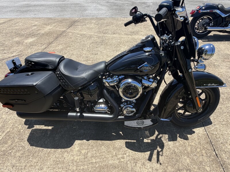 2026 Harley-Davidson® Heritage Classic® VIVID BLACK/BLK TRIM