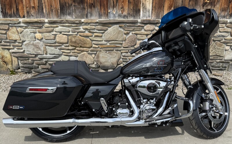 2026 Harley-Davidson® Street Glide® Midnight Ember Chrome Trim