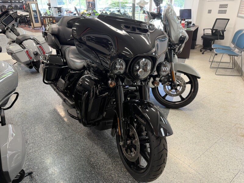 2022 Harley-Davidson® Ultra Limited Vivid Black - Black Finish