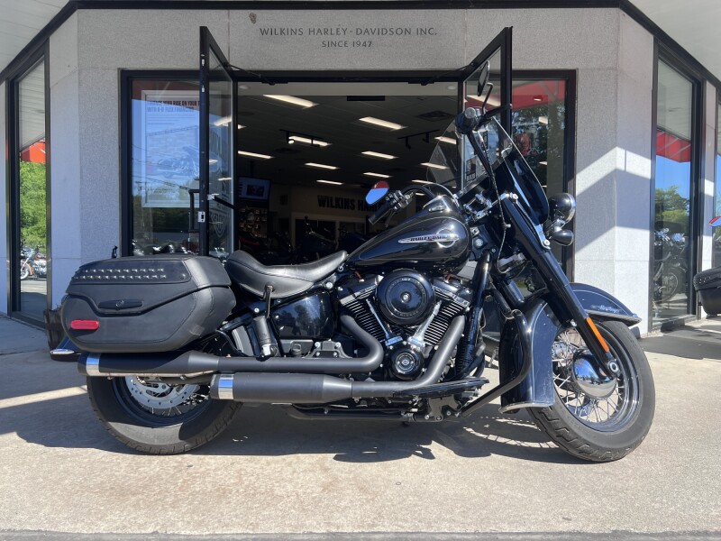 2018 HARLEY-DAVIDSON FLHC HERITAGE CLASSIC in Vivid Black