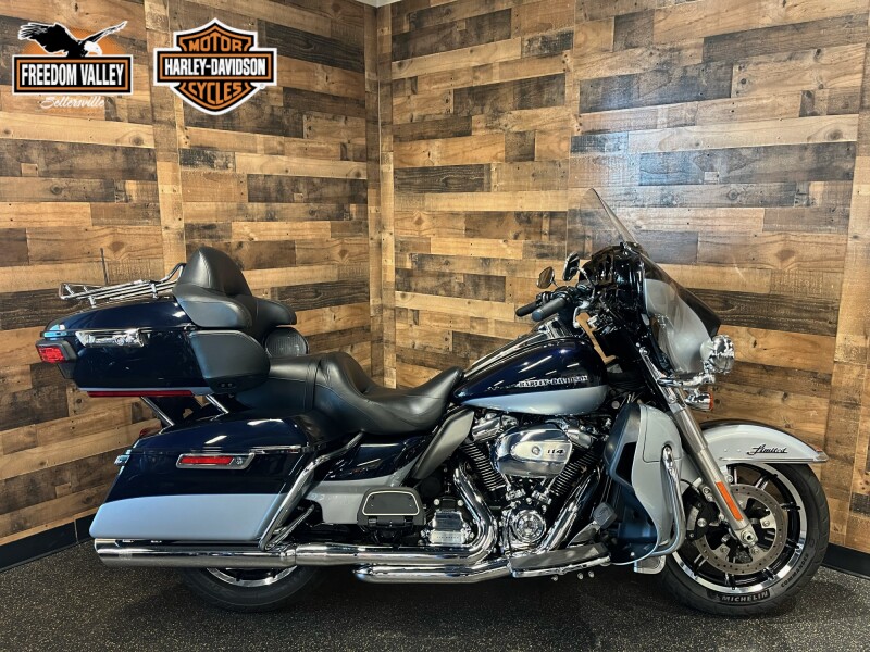 2019 Harley-Davidson® Electra Glide® Ultra Classic® Midnight Blue/Barracuda Silver FLHTK