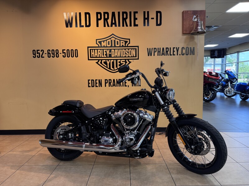 2026 Harley-Davidson® Street Bob® Vivid Black Chrome Laced Wheels