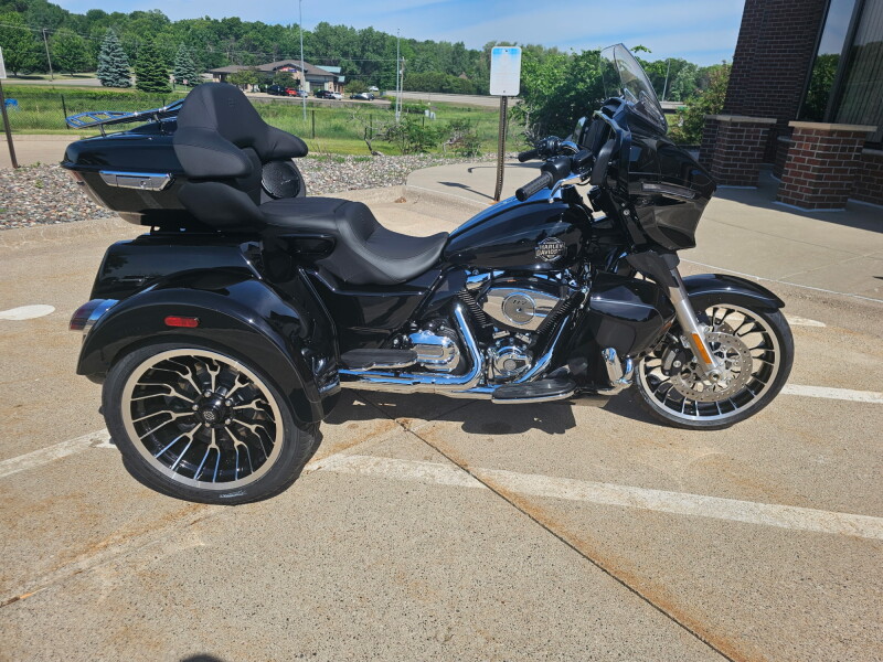 2026 Harley-Davidson® Street Glide 3 Limited Vivid Black Chrome Trim