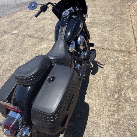 2026 Harley-Davidson® Heritage Classic® VIVID BLACK/BLK TRIM thumb 3