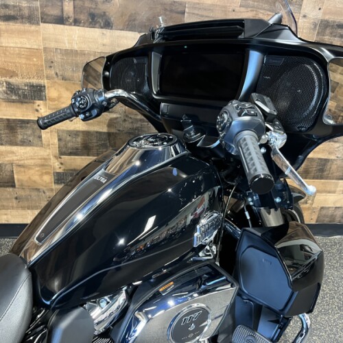 2025 Harley-Davidson® Street Glide® Ultra Vivid Black FLHXU thumb 2