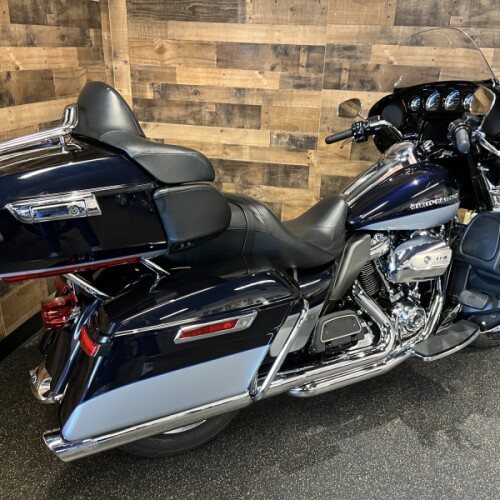 2019 Harley-Davidson® Electra Glide® Ultra Classic® Midnight Blue/Barracuda Silver FLHTK thumb 2