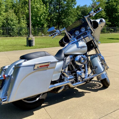 2010 Harley-Davidson Street Glide Brilliant Silver thumb 1