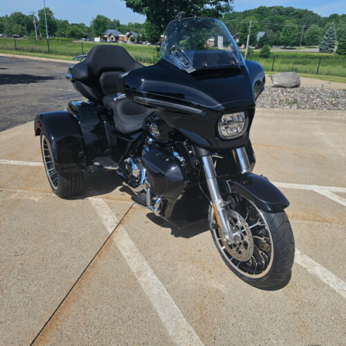2026 Harley-Davidson® Street Glide 3 Limited Vivid Black Chrome Trim thumb 3