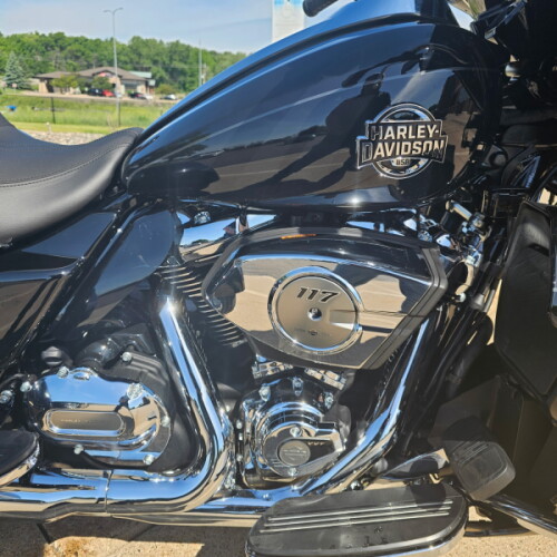 2026 Harley-Davidson® Street Glide 3 Limited Vivid Black Chrome Trim thumb 1