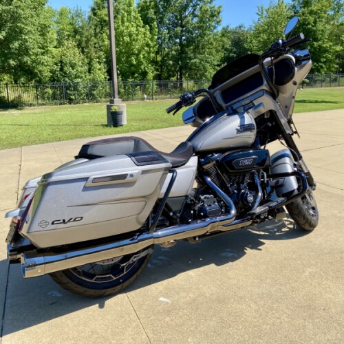 2023 Harley-Davidson CVO Street Glide Dark Platinum w/Pinstripe thumb 1