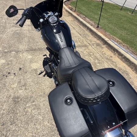 2026 Harley-Davidson® Heritage Classic® VIVID BLACK/BLK TRIM thumb 1