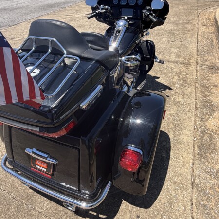 2017 Harley-Davidson® Tri Glide® Ultra | Pre-Owned Harley-Davidson® Trike thumb 3