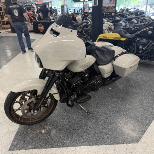 2023 Harley-Davidson® Street Glide® ST White Sand Pearl thumb 3