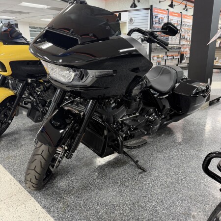 2025 Harley-Davidson® Road Glide® Vivid Black - Black Finish thumb 3