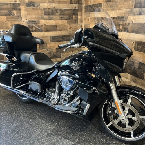 2025 Harley-Davidson® Street Glide® Ultra Vivid Black FLHXU thumb 3
