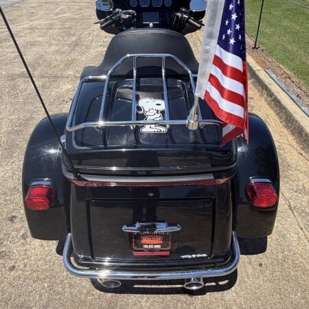 2017 Harley-Davidson® Tri Glide® Ultra | Pre-Owned Harley-Davidson® Trike thumb 2