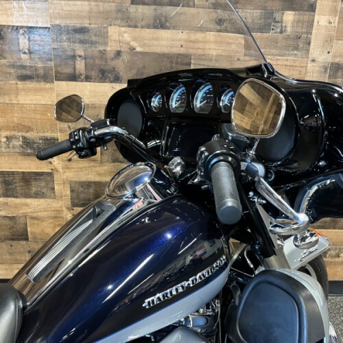 2019 Harley-Davidson® Electra Glide® Ultra Classic® Midnight Blue/Barracuda Silver FLHTK thumb 0