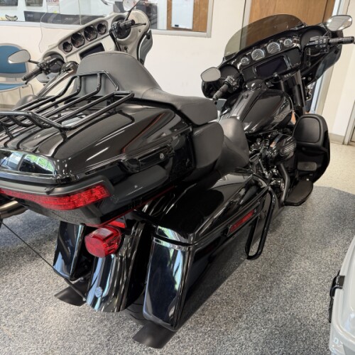 2022 Harley-Davidson® Ultra Limited Vivid Black - Black Finish thumb 2
