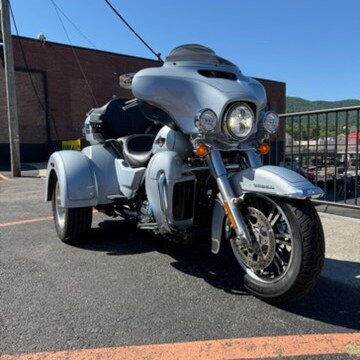 2023 Harley-Davidson® Tri Glide® Ultra FLHTCUTG thumb 1