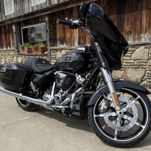 2026 Harley-Davidson® Street Glide® Midnight Ember Chrome Trim thumb 1
