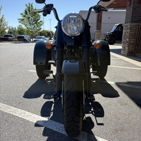 2024 Harley-Davidson® Freewheeler® Alpine Green / Vivid Black thumb 3