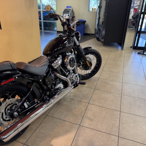 2026 Harley-Davidson® Street Bob® Vivid Black Chrome Laced Wheels thumb 1