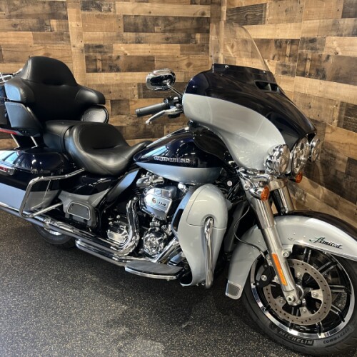 2019 Harley-Davidson® Electra Glide® Ultra Classic® Midnight Blue/Barracuda Silver FLHTK thumb 3