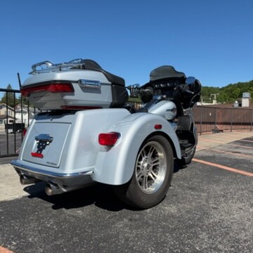 2023 Harley-Davidson® Tri Glide® Ultra FLHTCUTG thumb 2