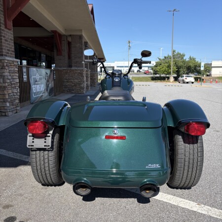 2024 Harley-Davidson® Freewheeler® Alpine Green / Vivid Black thumb 1