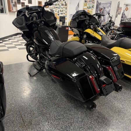 2025 Harley-Davidson® Road Glide® Vivid Black - Black Finish thumb 2