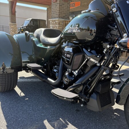 2024 Harley-Davidson® Freewheeler® Alpine Green / Vivid Black thumb 2