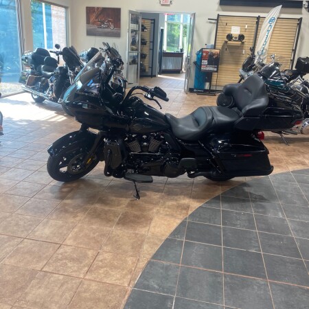  2023 Harley-Davidson® Road Glide® Limited thumb 3