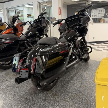 2025 Harley-Davidson® Road Glide® Vivid Black - Black Finish thumb 1