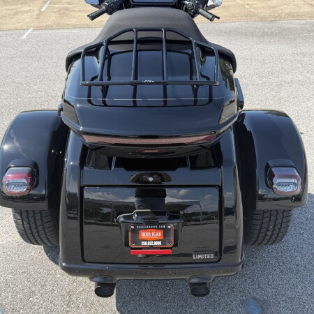 2026 Harley-Davidson® Street Glide 3 Limited VIVID BLACK/BLK TRIM thumb 2