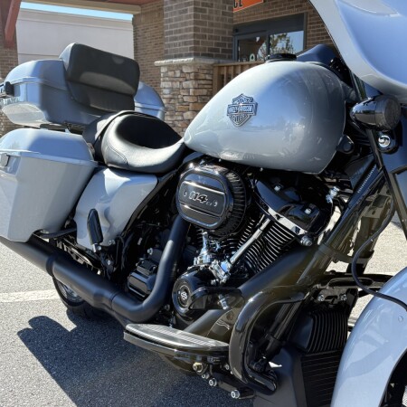 2023 Street Glide Special Atlas Silver Black trim thumb 2