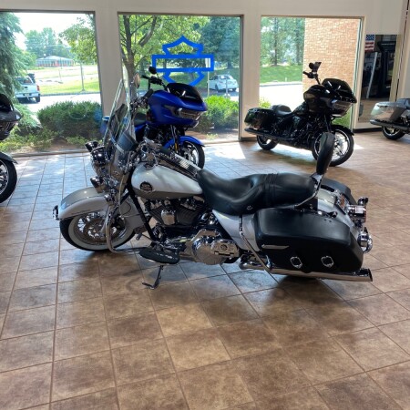  2009 Harley-Davidson® Road King® Classic thumb 3