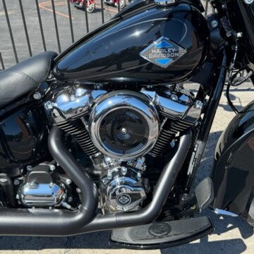 2026 Harley-Davidson® Heritage Classic FLHC thumb 3